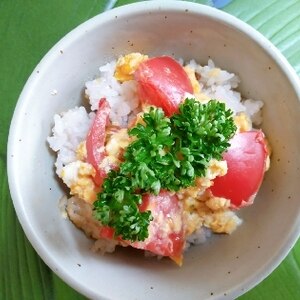 トマトと玉子の中華風炒め丼　トマたま丼